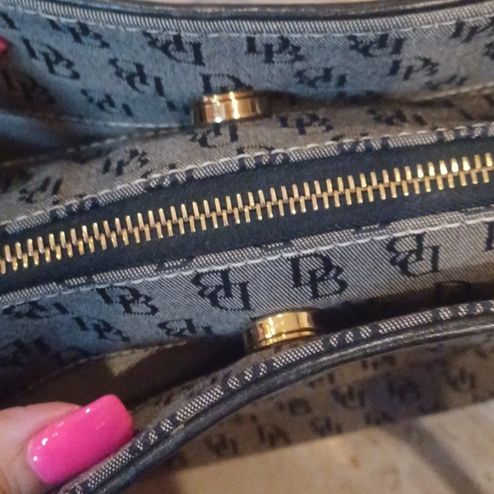 Classy Dooney & Bourke Signature Shoulder Bag - Picture 5 of 16